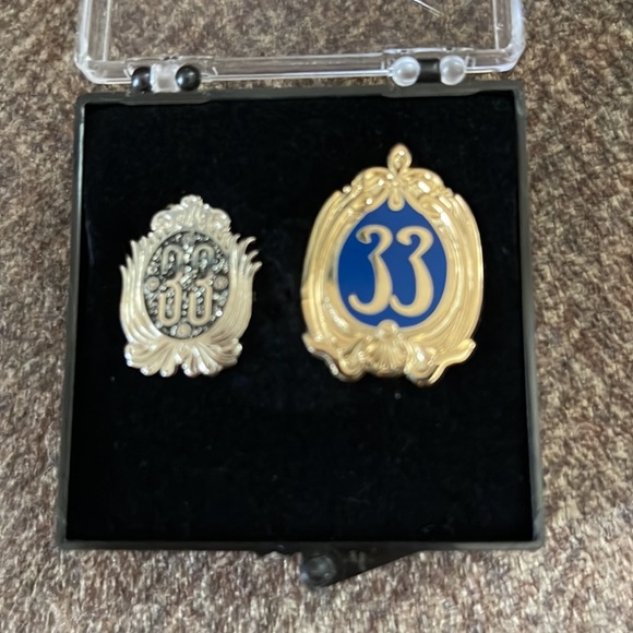 Disneyland Club 33 Pins with case - Picture 2 of 2